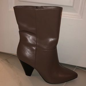Like NEW Size 9 adorable beige boots.